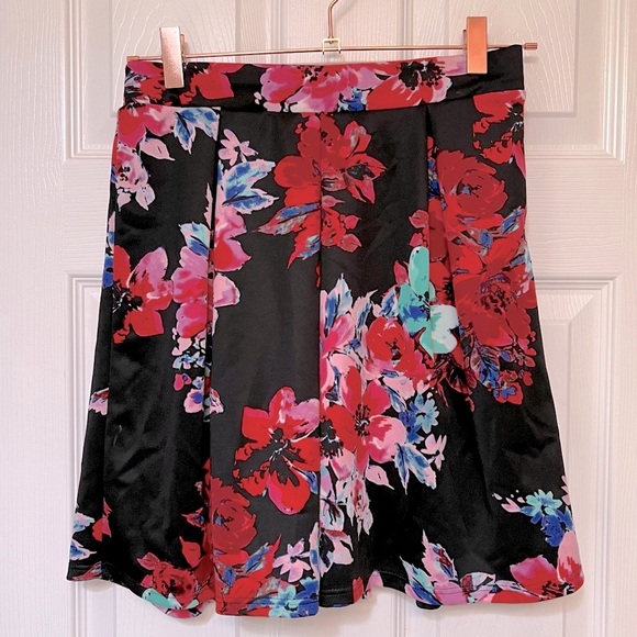 floral 2 piece outfit, size medium - Picture 6 of 7